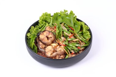 Baharatlı kızarmış börülce ve fesleğen ile dilimlenmiş yayın balığı.