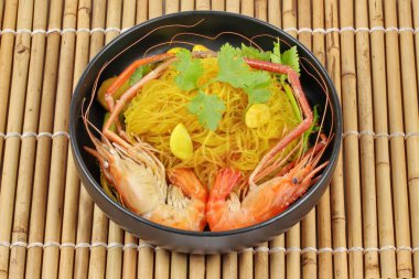 Güveçte karides karides cam noodles ile