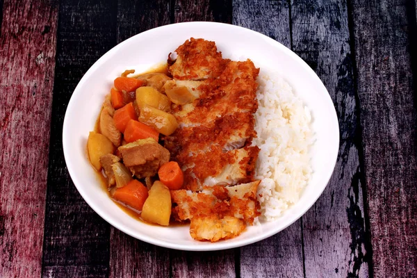 Arroz con pez muñeco frito en curry amarillo japonés . — Foto de Stock