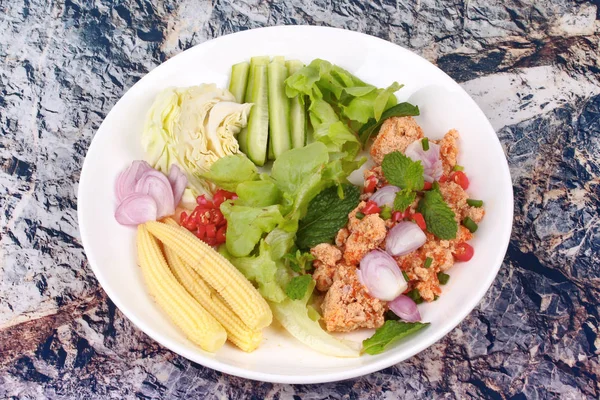 Ovos de carpa azeda picantes de salada de peixe de farpa de prata — Fotografia de Stock