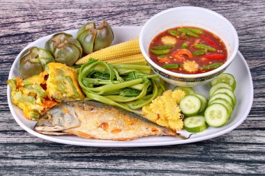 Baharatlı karides dip, Nam Prik Kapi garnitür ile yapıştırmak.