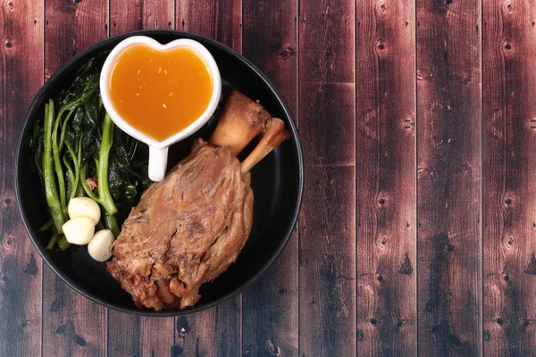 Demlenmiş Domuz eti tarifi yağ.