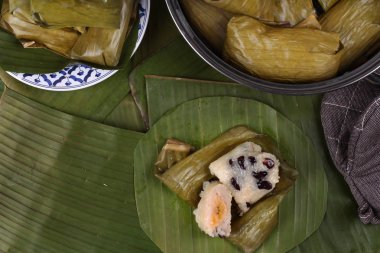 Akış yapışkan pirinç ve muz yaprak siyah fasulye .