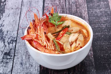 Süt ve dilimlenmiş Hindistan cevizi ile Tom Yum taze karides.
