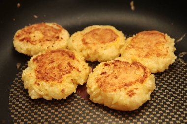 Tay yapışkan pirinç topaklar yumurta tuz Pan ile kızartma