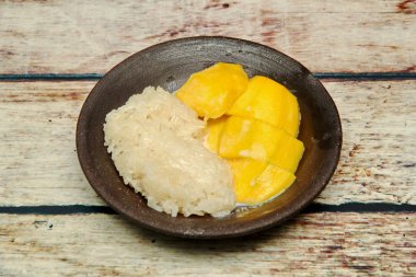 Yeşil ve beyaz yapışkan pirinç ile olgun altın mango.