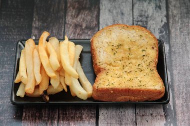 Yumuşak sarımsak tahıl ekmeği ve Fransız kızarmış .