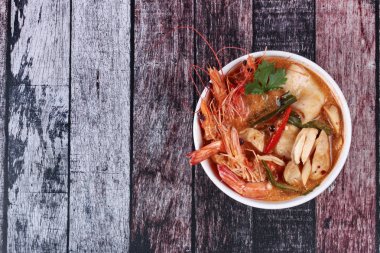 Süt ve dilimlenmiş Hindistan cevizi ile Tom Yum taze karides.
