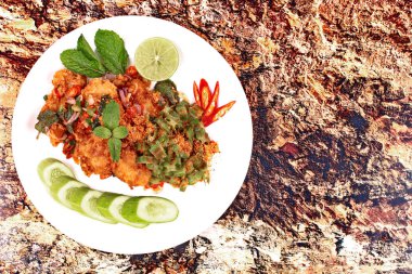 Baharatlı çıtır kızarmış tavuk salata.