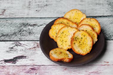 Sarımsaklı ekmek siyah retro plaka üzerinde