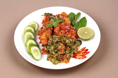 Baharatlı çıtır kızarmış tavuk salata.