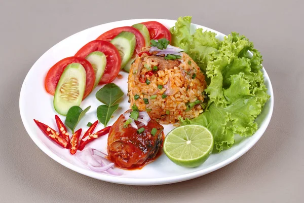Gebakken jasmijn rijst met ingeblikte vis. — Stockfoto