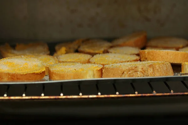 Şef tarafından yemek, gevrek tereyağı ekmek. — Stok fotoğraf
