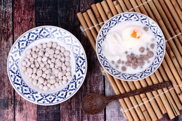 Albóndigas de patata morada con huevo escalfado y rollo de coco en swe — Foto de Stock