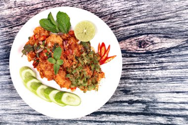 Baharatlı çıtır kızarmış tavuk salata.