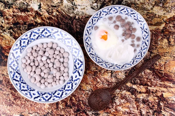 Mor patates köfte haşlanmış yumurta ve Hindistan cevizi ile swe içinde rulo