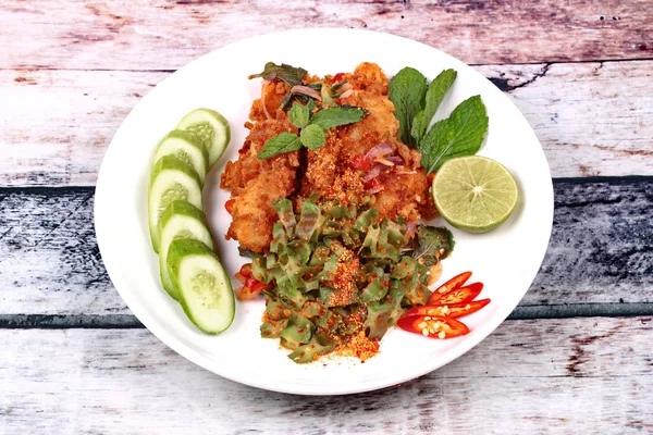 Ensalada de pollo frito crujiente picante . — Foto de Stock