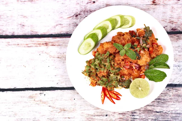 Ensalada de pollo frito crujiente picante . — Foto de Stock