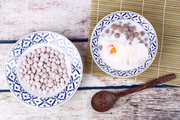 Albóndigas de patata morada con huevo escalfado y rollo de coco en swe — Foto de Stock