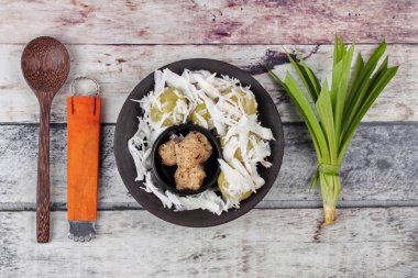 Yumuşak Hindistan cevizi rulo buharda pişmiş un sarma tatlı püresi Hindistan cevizi tepesinde