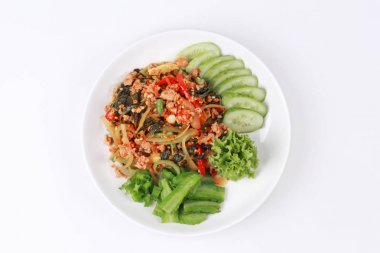 Kızarmış baharatlı fesleğen kıyılmış domuz eti ile .