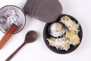 Akış mung fasulye rulo Hindistan cevizi tepesinde .