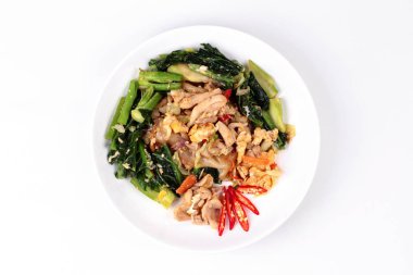 Kızarmış tavuk ve sebze ile büyük erişte.