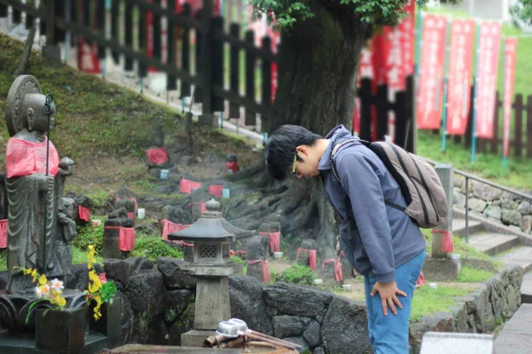 Los turistas rinden homenaje al espíritu de fe en Buda . —  Fotos de Stock