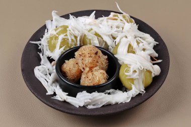 Yumuşak Hindistan cevizi rulo buharda pişmiş un sarma tatlı püresi Hindistan cevizi tepesinde