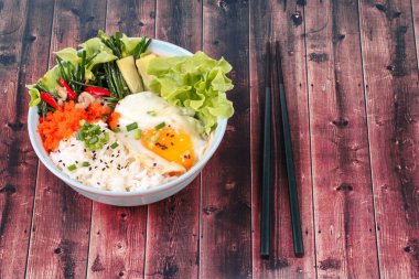 Tayland pirinç yasemin yumuşak kaynatın yumurta tepesinde ve ot kızarmış. 