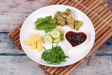 Baharatlı kavrulmuş biber Nam Prik Phao Yapıştır.