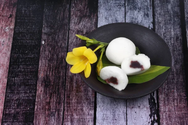 Japon tatlı, Steamed pirinç unu cake dolgu tatlı kırmızı fasulye.