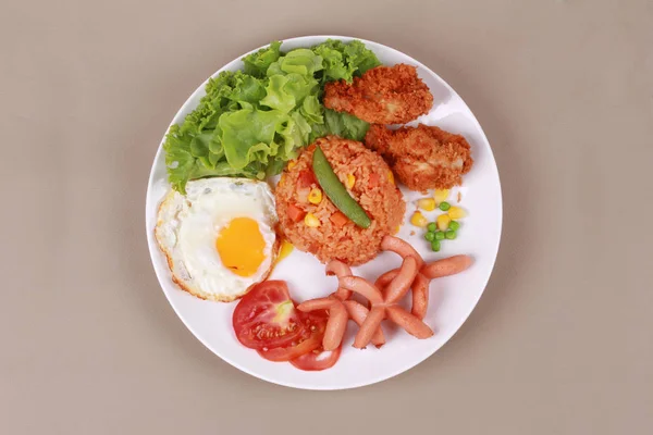 Güneşli up,sausage.chicken ve otlar Amerikan kızarmış pilav tepesinde — Stok fotoğraf