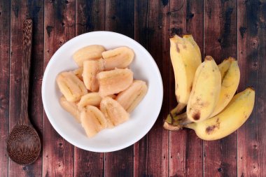 Haşlanmış muz şurubu ve sakinleri muz.