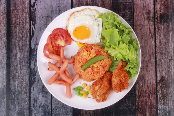 Güneşli up,sausage.chicken ve otlar Amerikan kızarmış pilav tepesinde — Stok fotoğraf