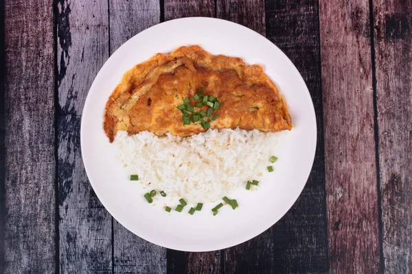 Receta tailandesa, tortilla de cerdo picada con arroz jazmín — Foto de Stock