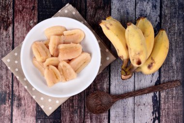 Haşlanmış muz şurubu ve sakinleri muz.