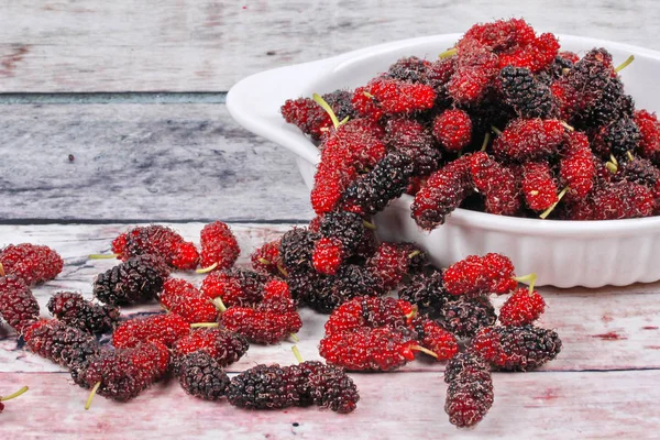 나무에 신선한 검은색과 빨간색 익 mulberries — 스톡 사진