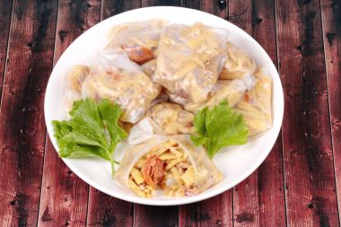 Buharda pişmiş hamur tatlısı doldurulmuş yumuşak bambu kutup vuruyor.