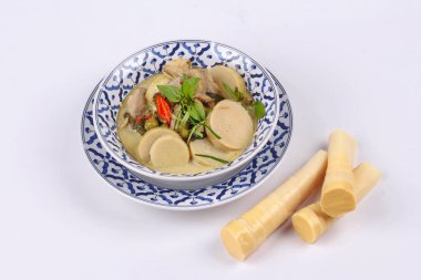 Hindistan cevizi sütü ile yumuşak bambu kutup sürgünleri yeşil tavuk köri