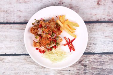 Baharatlı çıtır kızartılmış Karaoge Tavuk salatası.