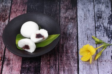 Japon tatlı, Steamed pirinç unu cake dolgu tatlı kırmızı fasulye.