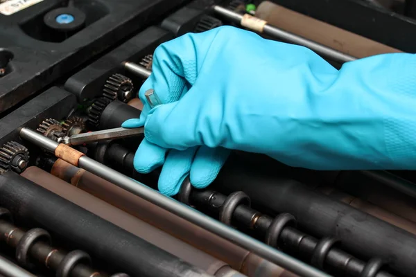 Use martelo de fim de bola l-chaves para bater para manutenção da máquina — Fotografia de Stock