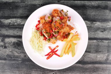 Baharatlı çıtır kızartılmış Karaoge Tavuk salatası.