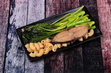 Derin yağda kızartılmış kurumuş tuzlu deniz ile makarna ve Fried Çince lahana