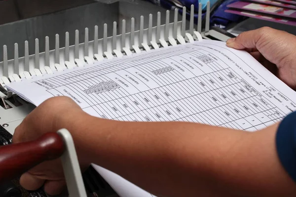 Plastik telli belgelerle bağlama.