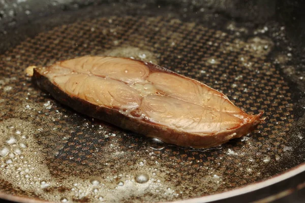 Derin yağda kızartılmış kurumuş tuzlu deniz balık, tavada benekli mackerels. — Stok fotoğraf