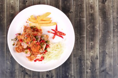 Baharatlı çıtır kızartılmış Karaoge Tavuk salatası.