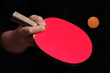 Turuncu Masa Tenisi topu vurmak Çin tarzında forehand düzenlenen