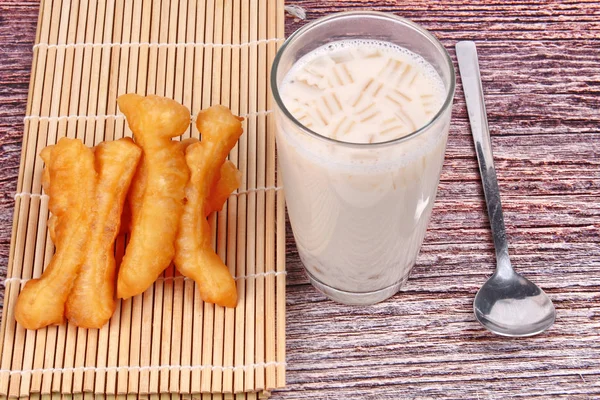 Soybean milk filling jelly ,cereal and grain served with deep-fr